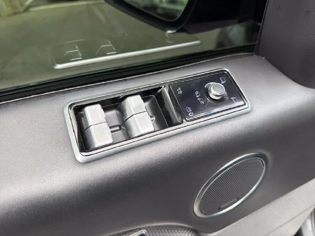Used 2021  Land Rover HST image 17