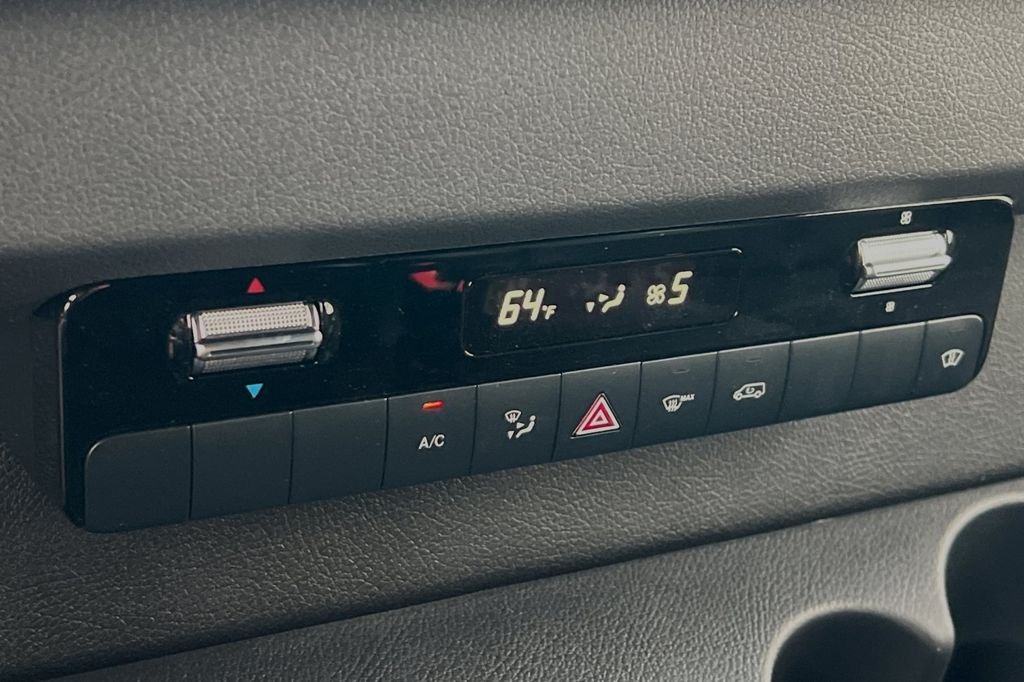 Used 2024  Mercedes-Benz Cargo 170 WB image 20