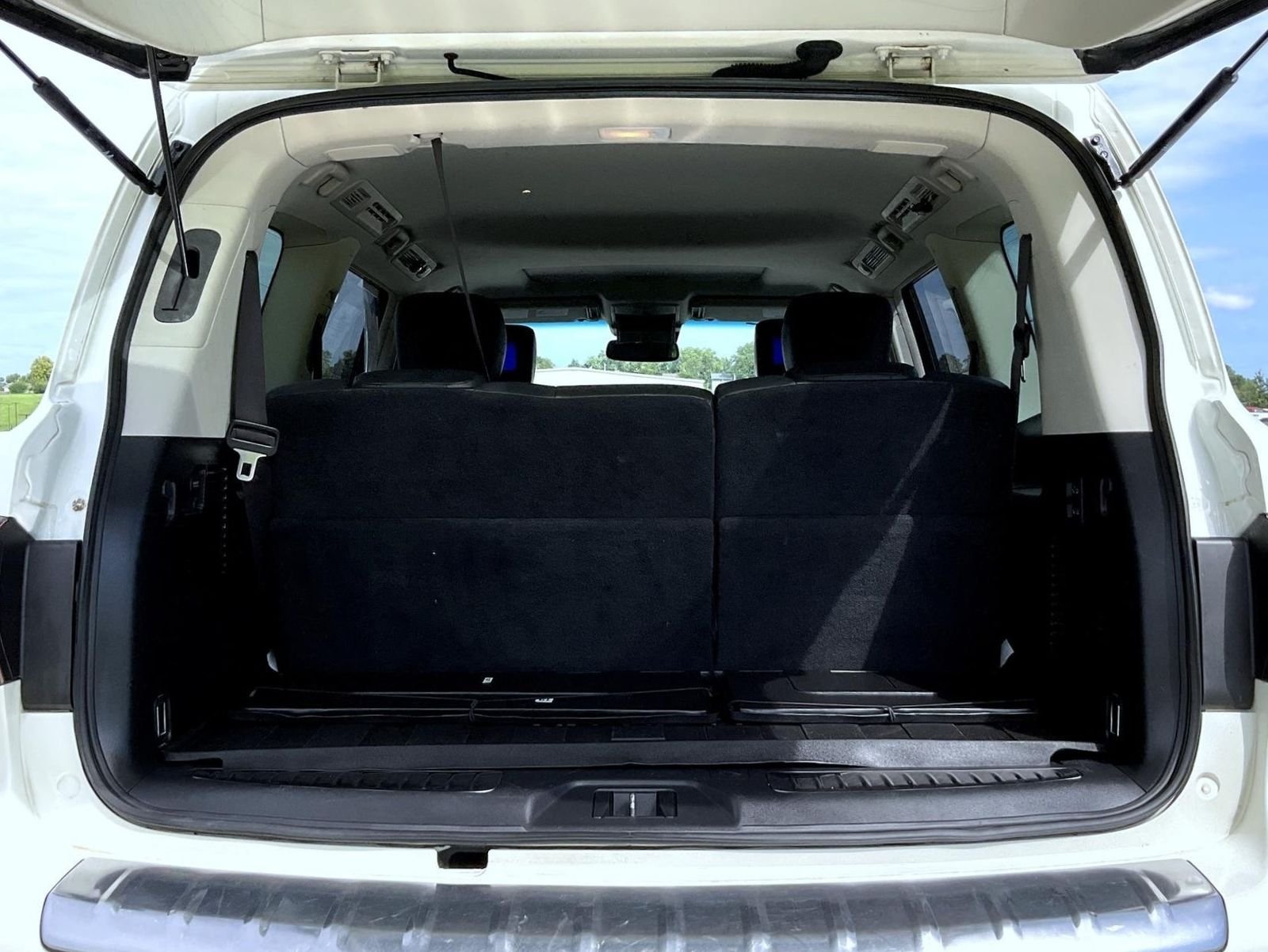 Used 2017 White INFINITI Base image 24