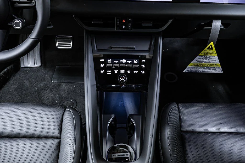 2025 Porsche Macan Turbo Electric - Photo 17