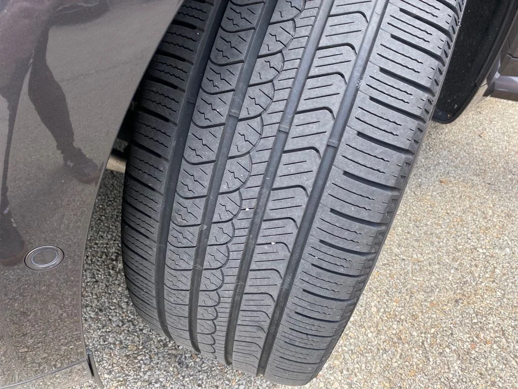 Used 2023 Gray Land Rover SE Dynamic image 28
