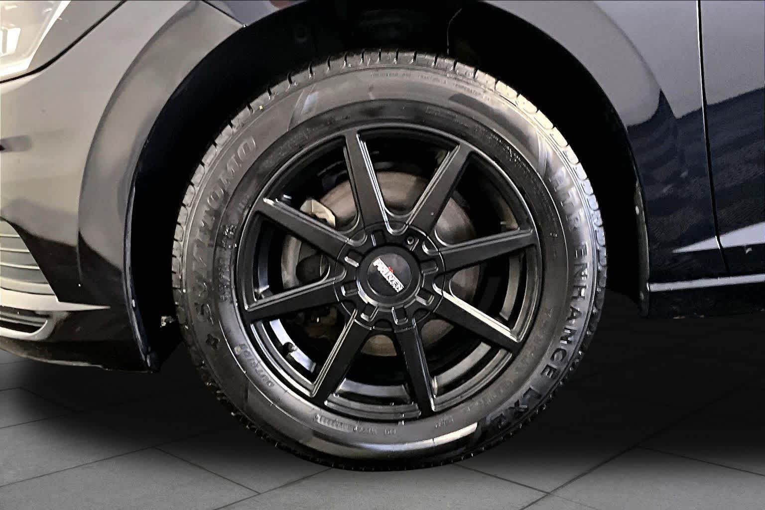 Used 2019 Deep Black Pearl Volkswagen SEL image 11