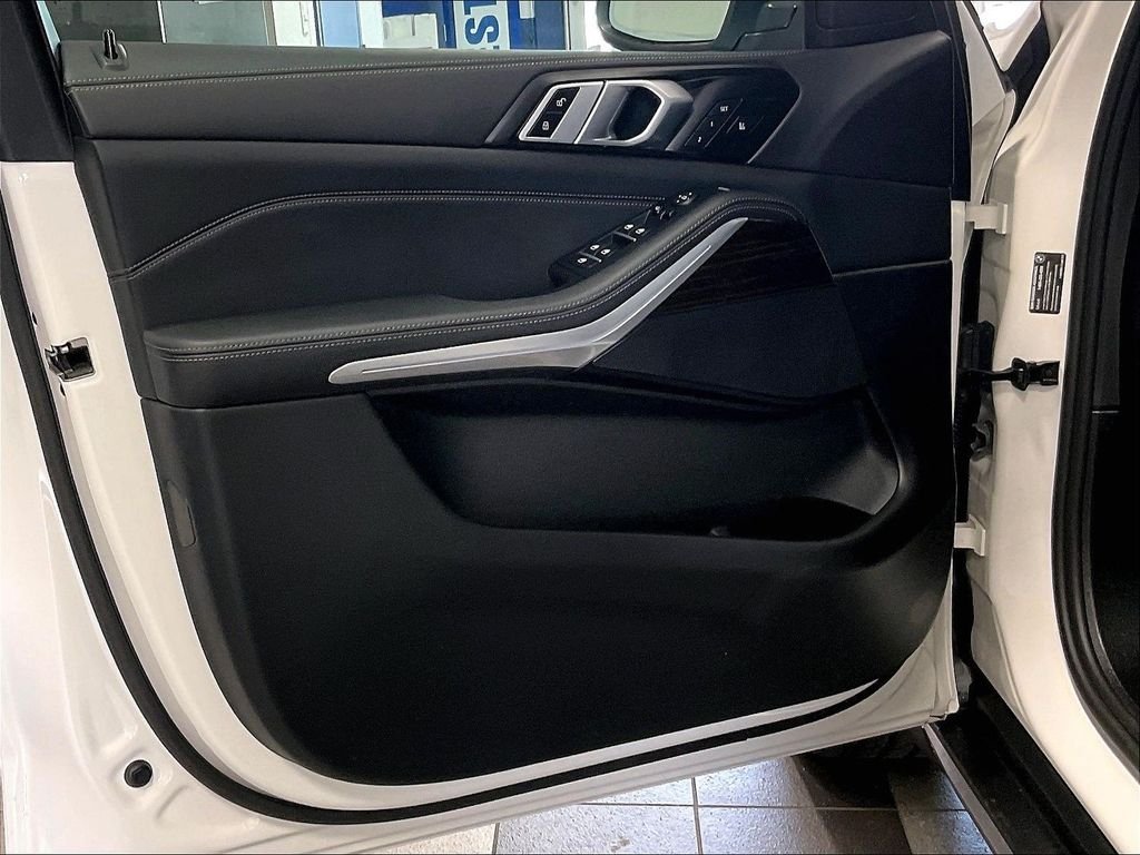 Used 2025 White BMW xDrive40i image 9