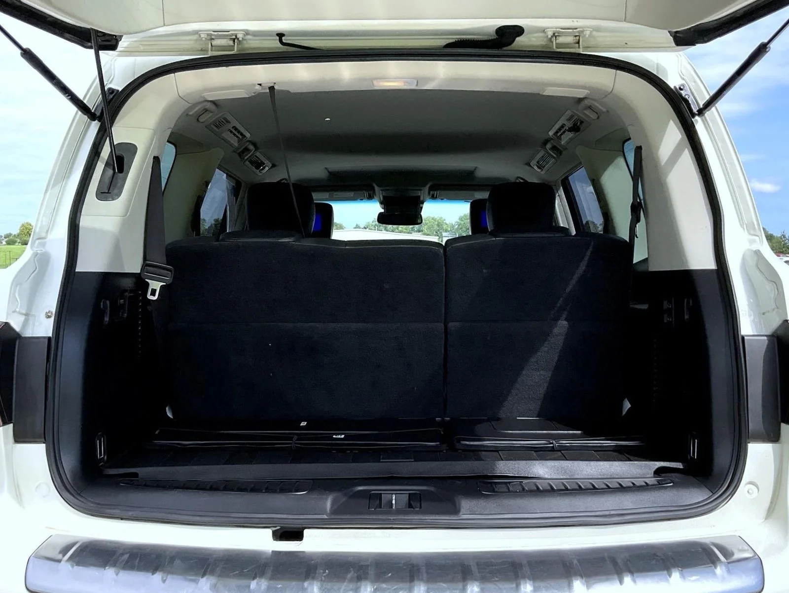 Used 2017 White INFINITI Base image 24