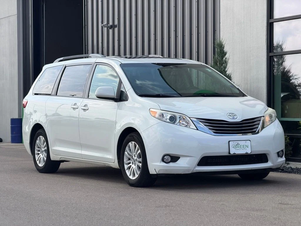 Used 2017 White Toyota XLE image 4