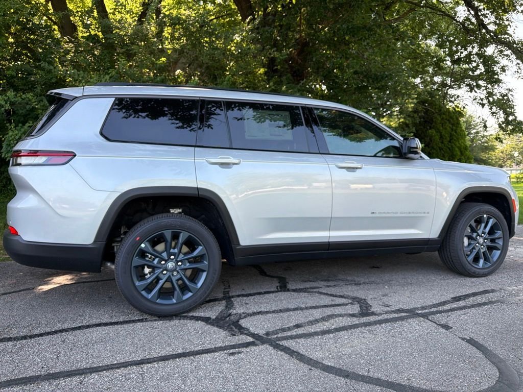 New 2026 Silver Zynith Exterior Paint Jeep Limited image 50