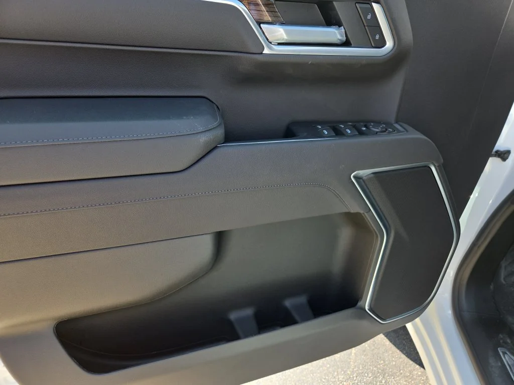 New 2026 Summit White Chevrolet LT (2FL) image 24