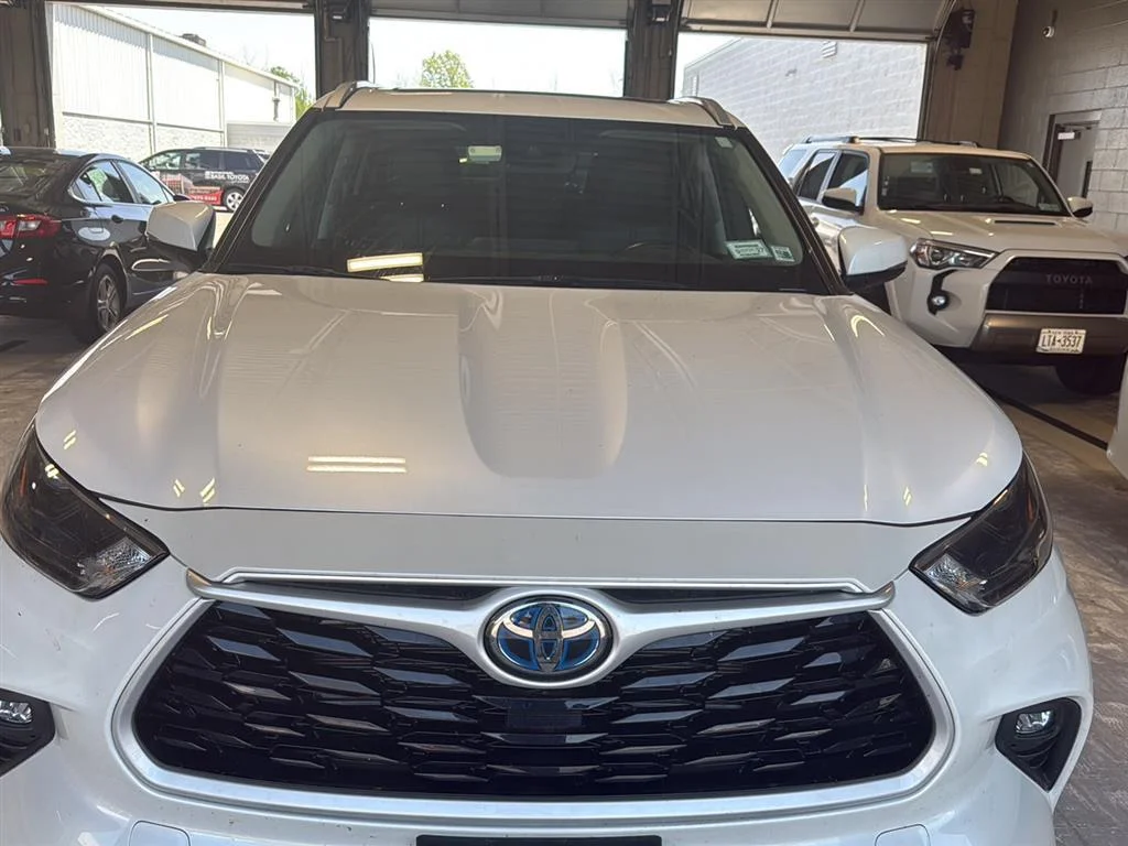 Used 2023 Wind Chill Pearl Toyota XLE image 3