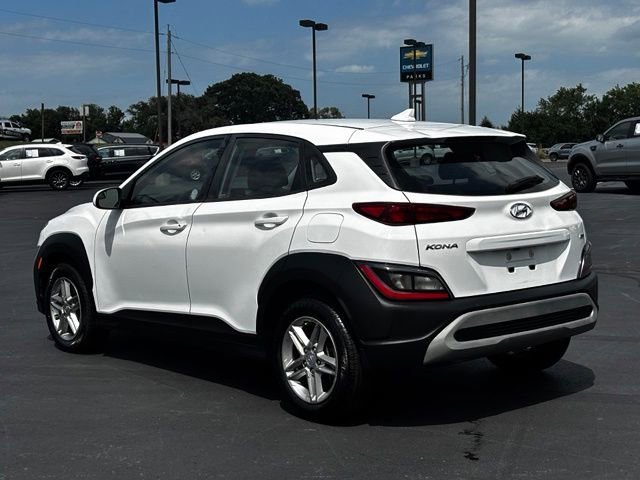 Used 2022 White Hyundai SE image 5