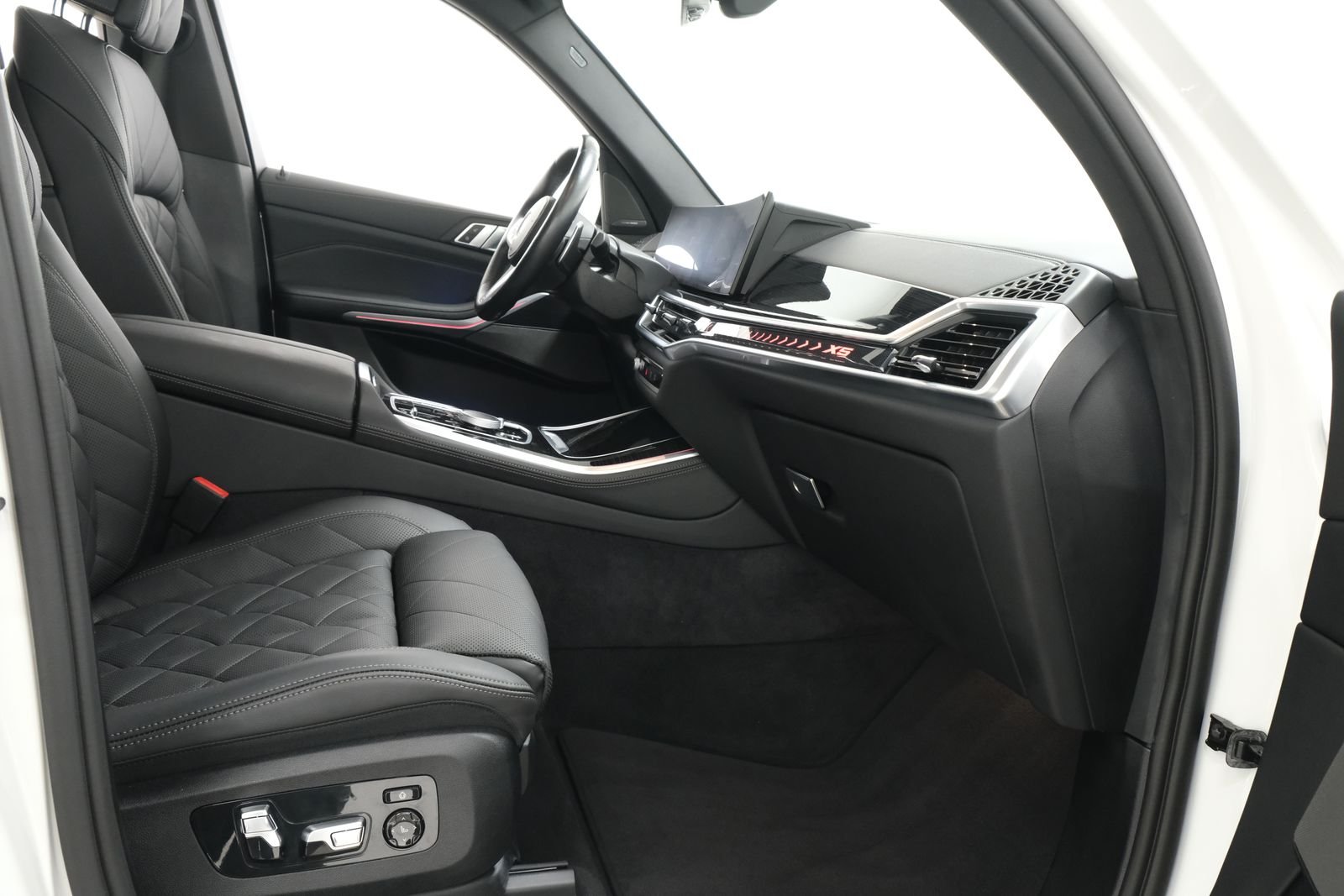 Used 2024 Alpine White BMW xDrive50e image 41