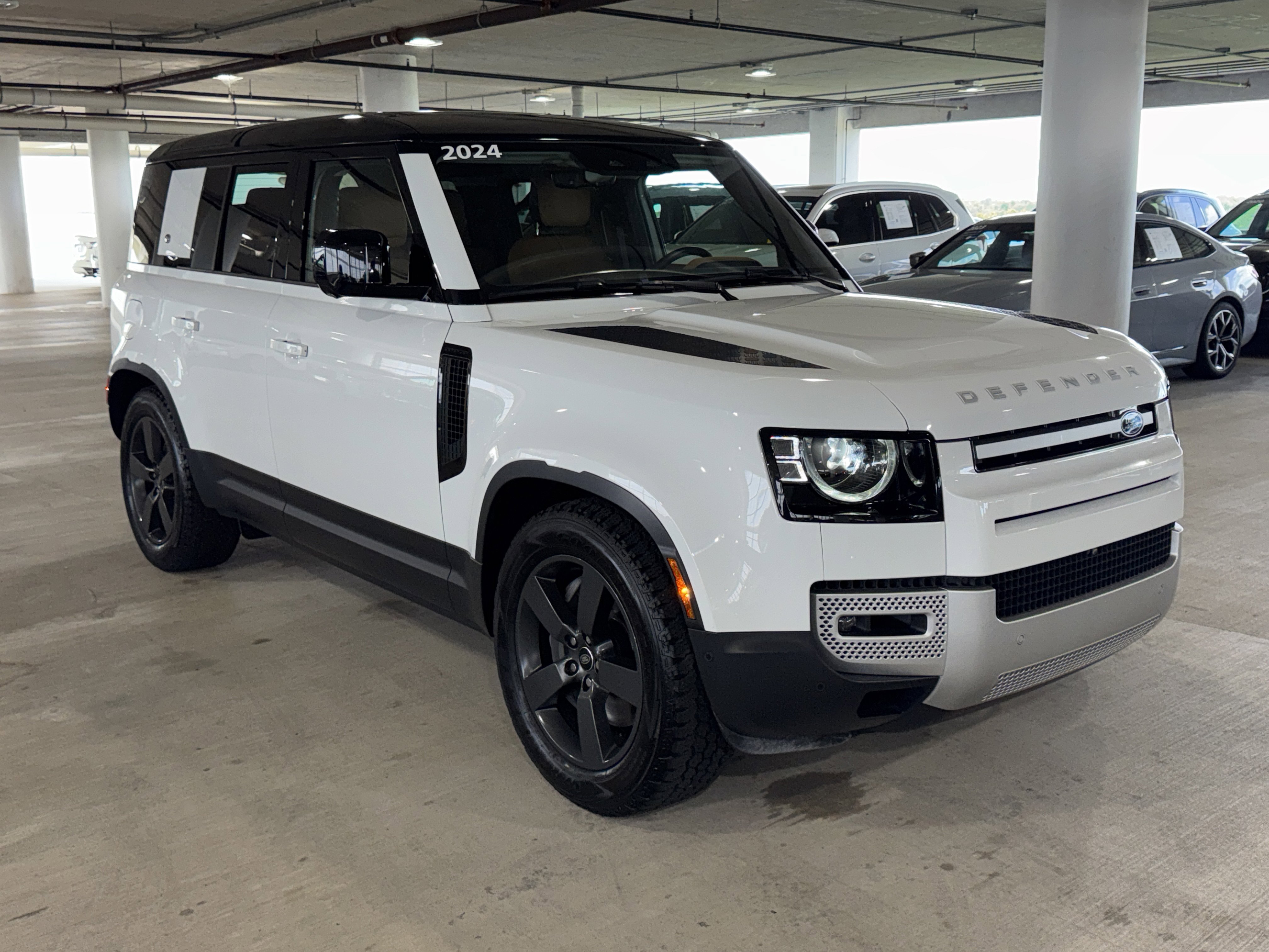 Used 2024 Fuji White Land Rover SE image 2