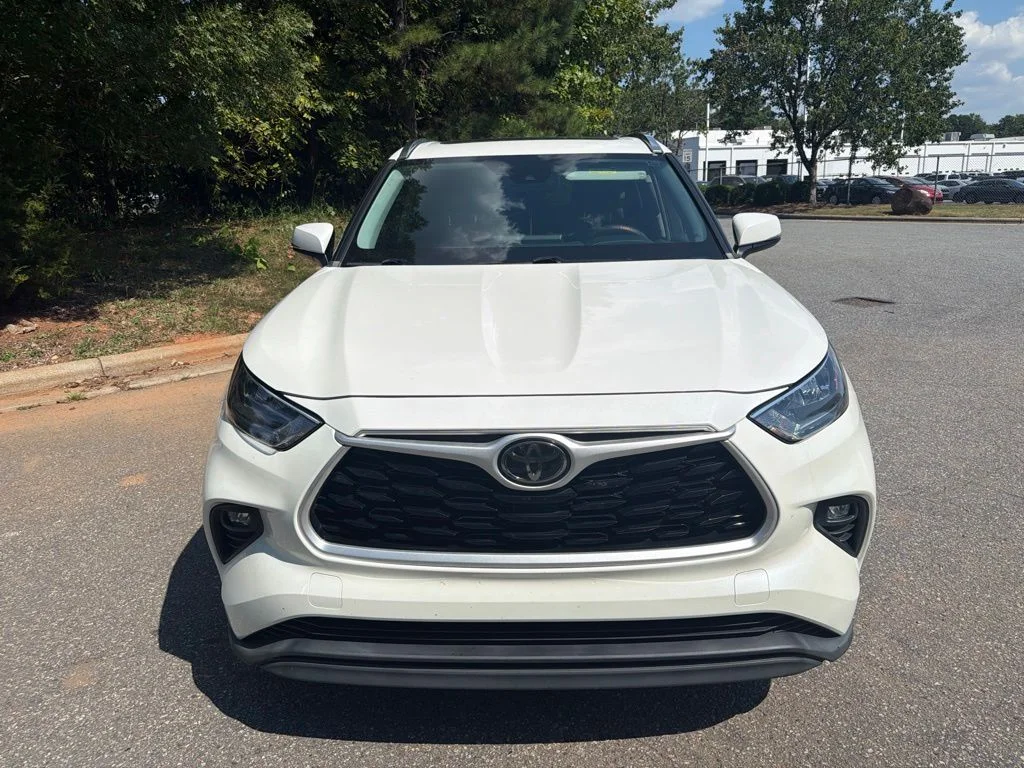 Used 2020 White Toyota XLE image 9