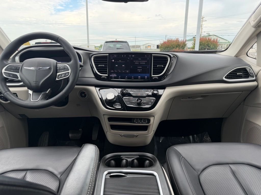 Used 2023 White Chrysler Touring L image 27
