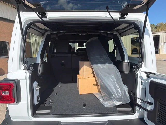 New 2027 Bright White Clear-Coat Paint Jeep Rubicon X image 11