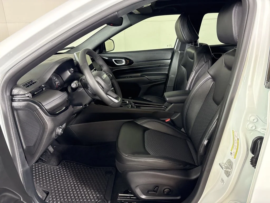 New 2026 White Jeep Latitude image 15