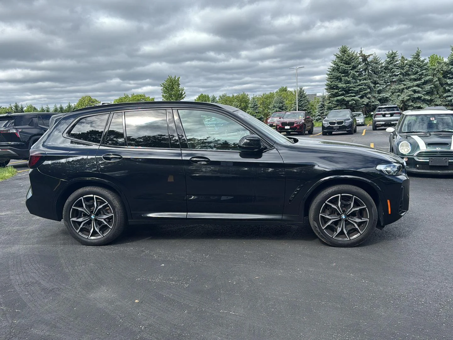 Used 2023 Black Sapphire Metallic BMW xDrive30i image 2