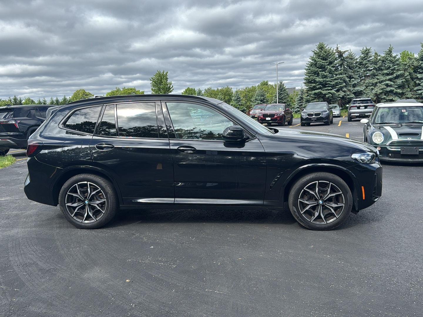 Used 2023 Black Sapphire Metallic BMW xDrive30i image 2