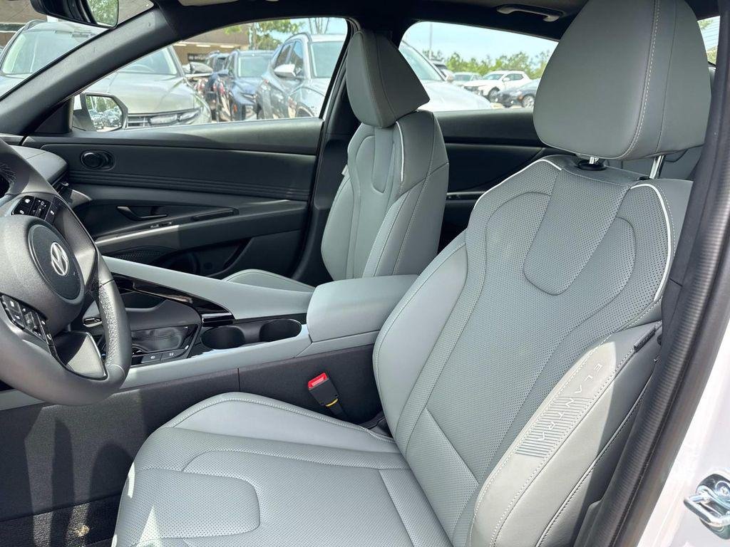 2025 Hyundai Elantra Limited - Photo 7
