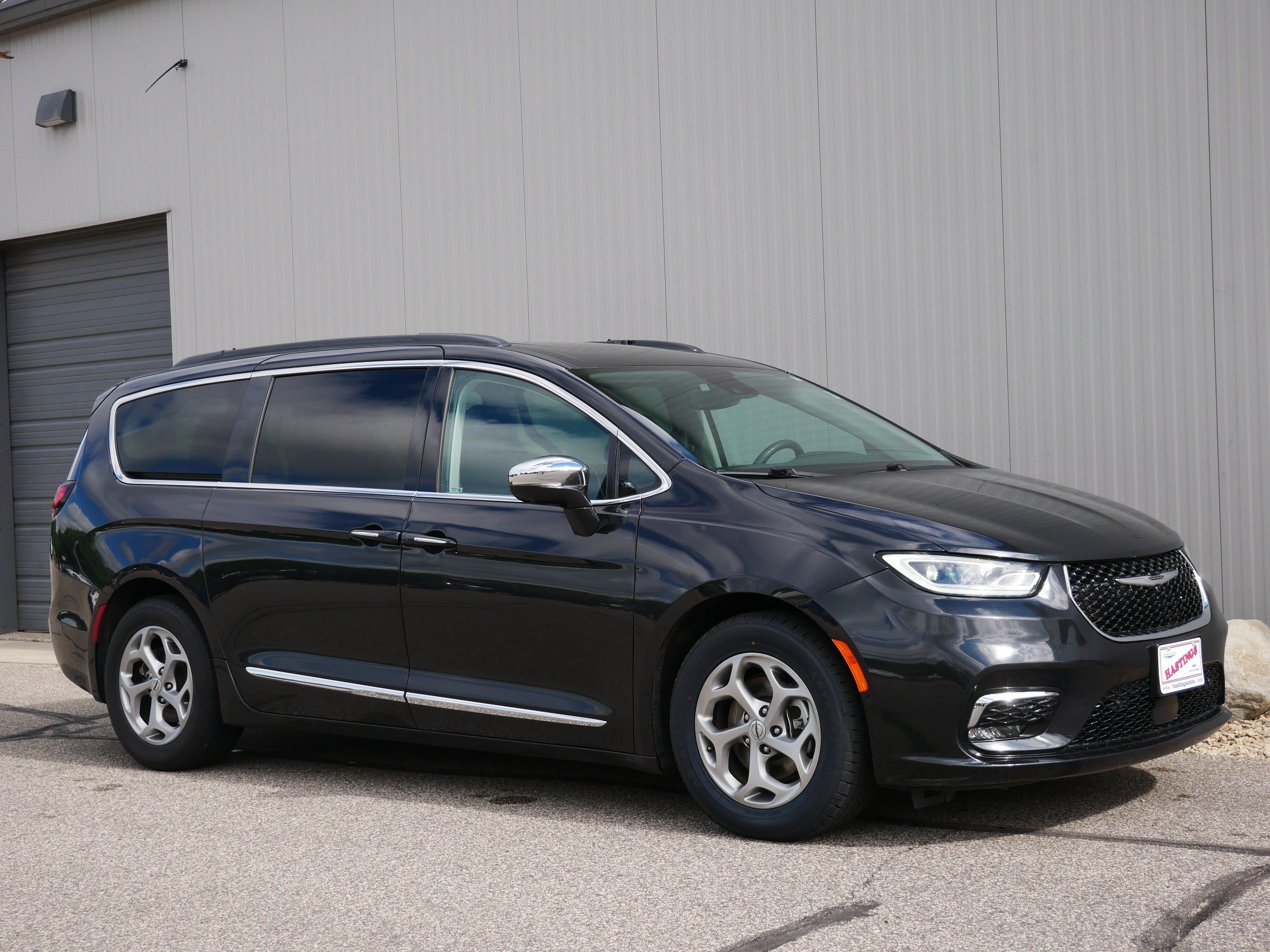 Used 2022 Brilliant Black Crystal Pearlcoat Chrysler Limited image 7