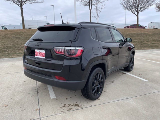 New 2026 Diamond Black Crystal Pearlcoat Jeep Latitude Altitude image 5