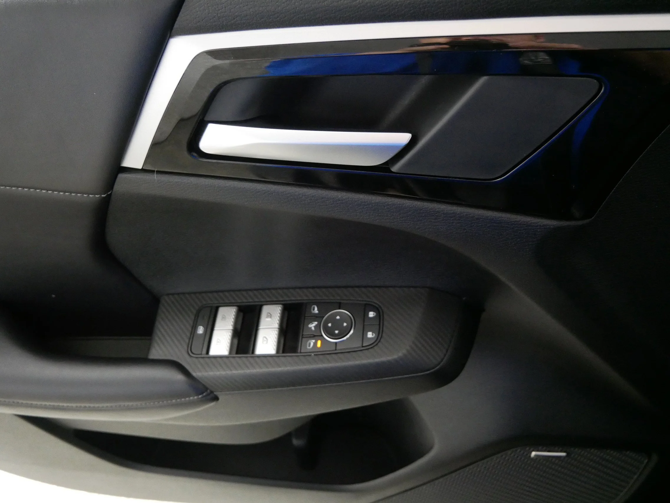 Used 2025 Labrador Black Pearl Mitsubishi SE image 19
