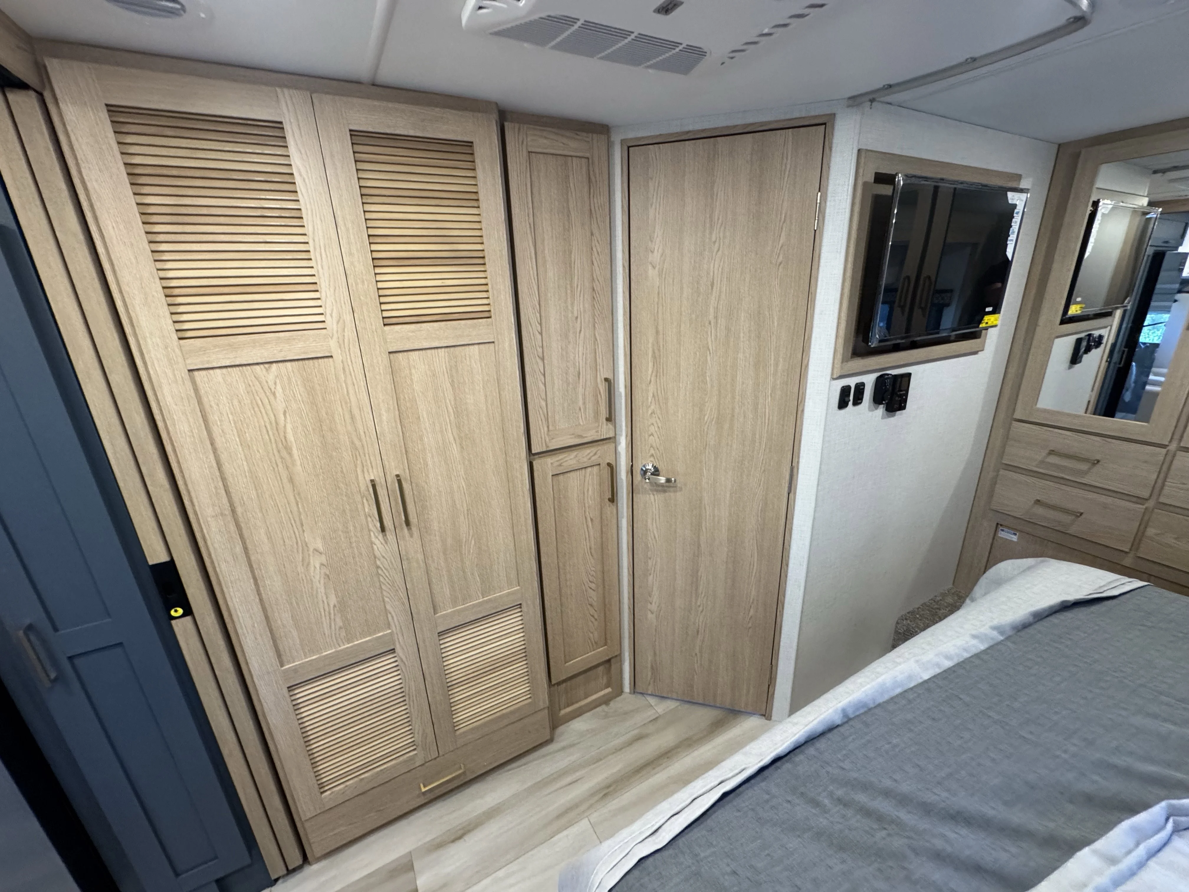 New 2026 White Thor Motor Coach  image 17