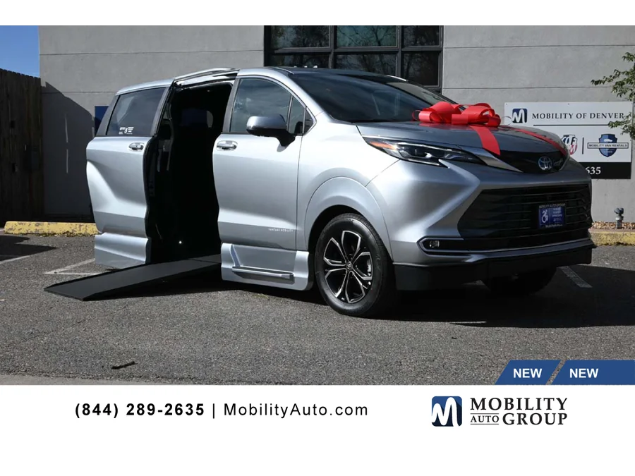 2025 Toyota Sienna Platinum 7-Passenger Hybrid AWD's photo