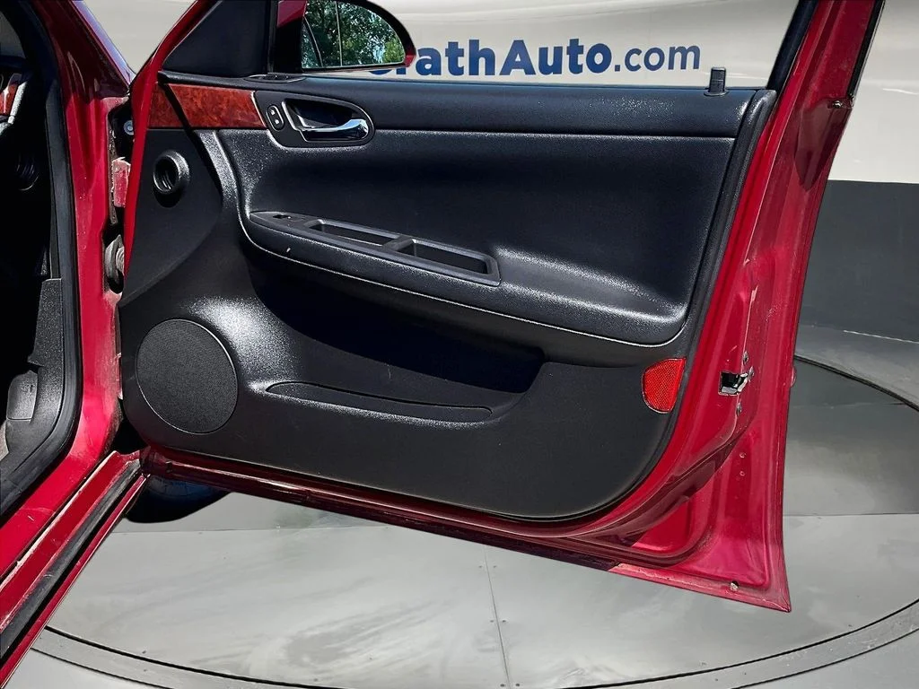 Used 2006 Red Chevrolet LT image 27
