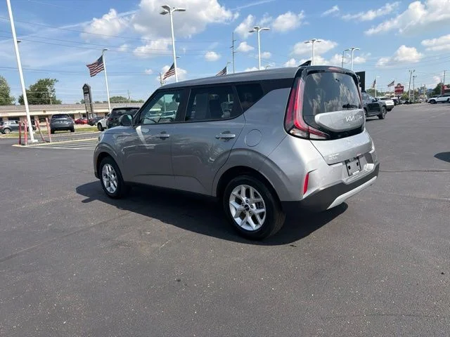 Used 2025  Kia LX image 16