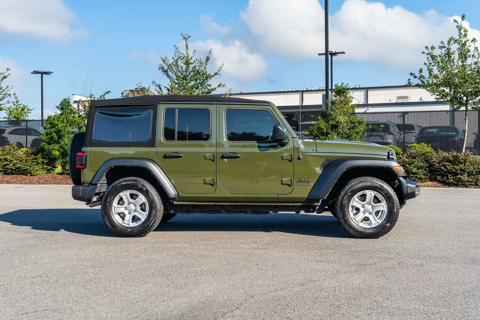 Used 2023 Green Jeep Sport S image 7