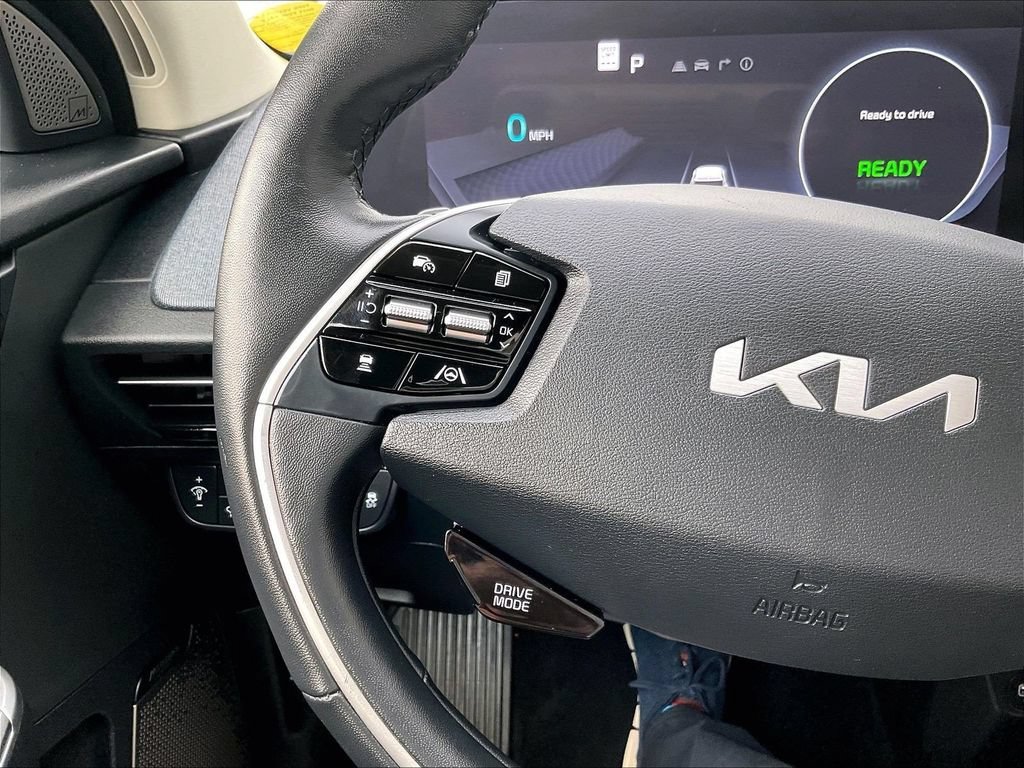 Used 2024 Blue Kia Wind image 22