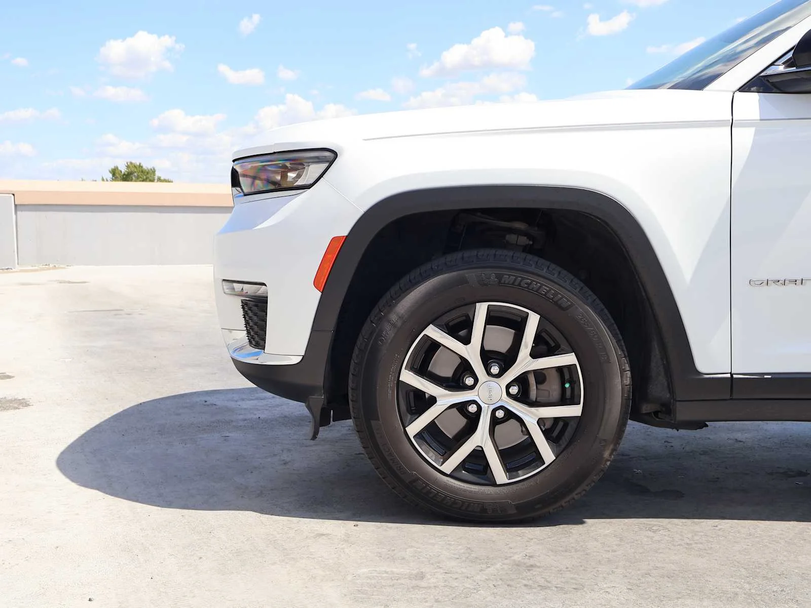 Used 2023 Bright White Clearcoat Jeep Limited image 9