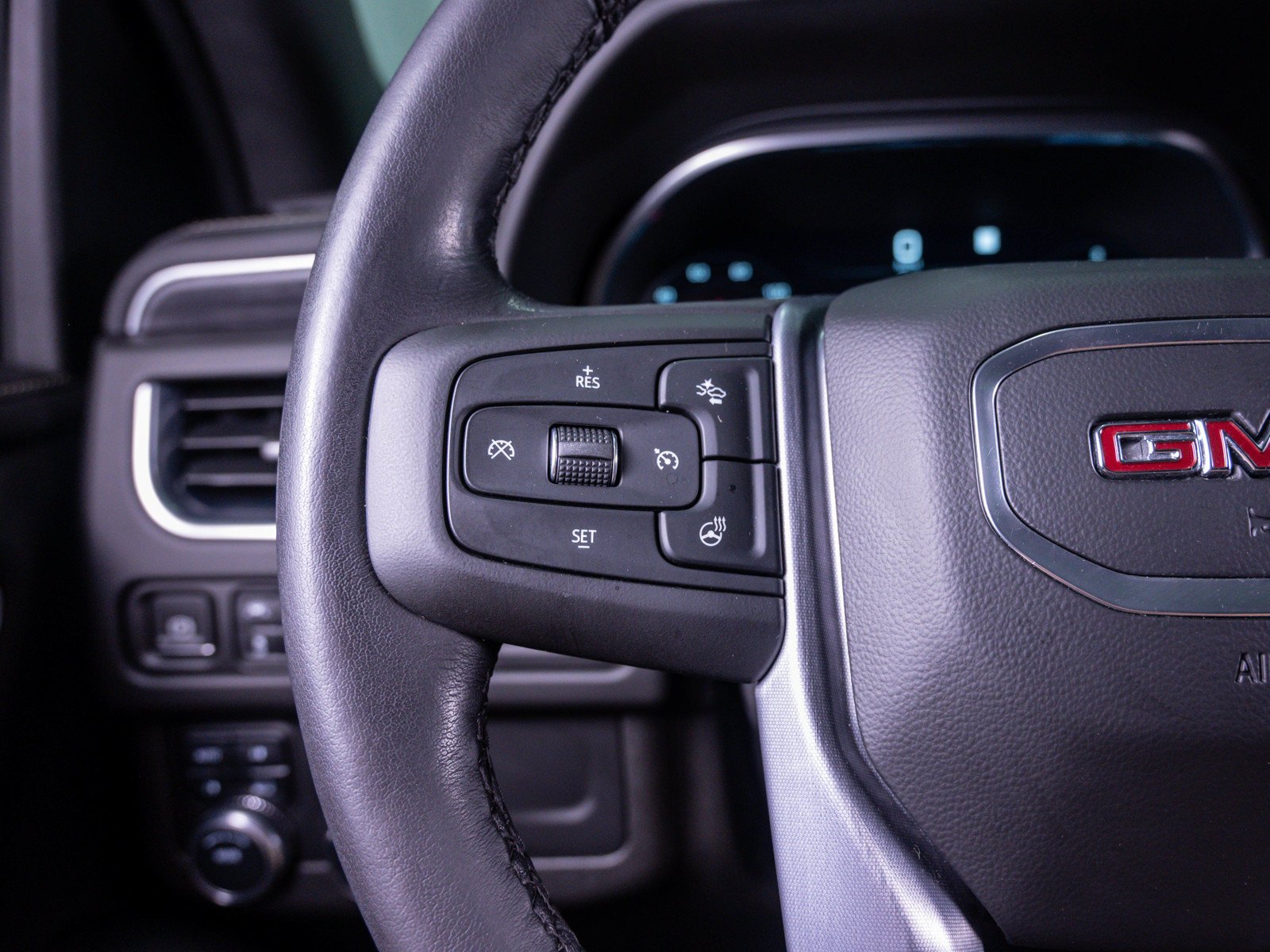 Used 2022 White Frost Tricoat GMC SLT image 23