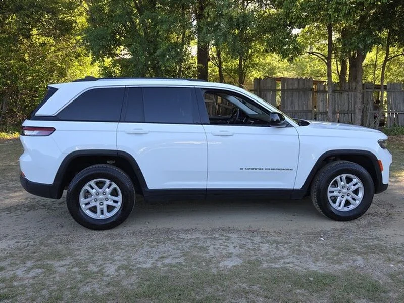 Used 2023 Bright White Clearcoat Jeep Laredo image 14