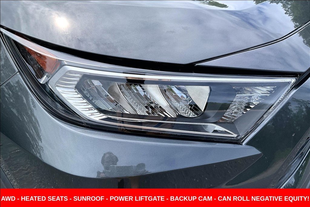 Used 2020 Gray Toyota XLE Premium image 31