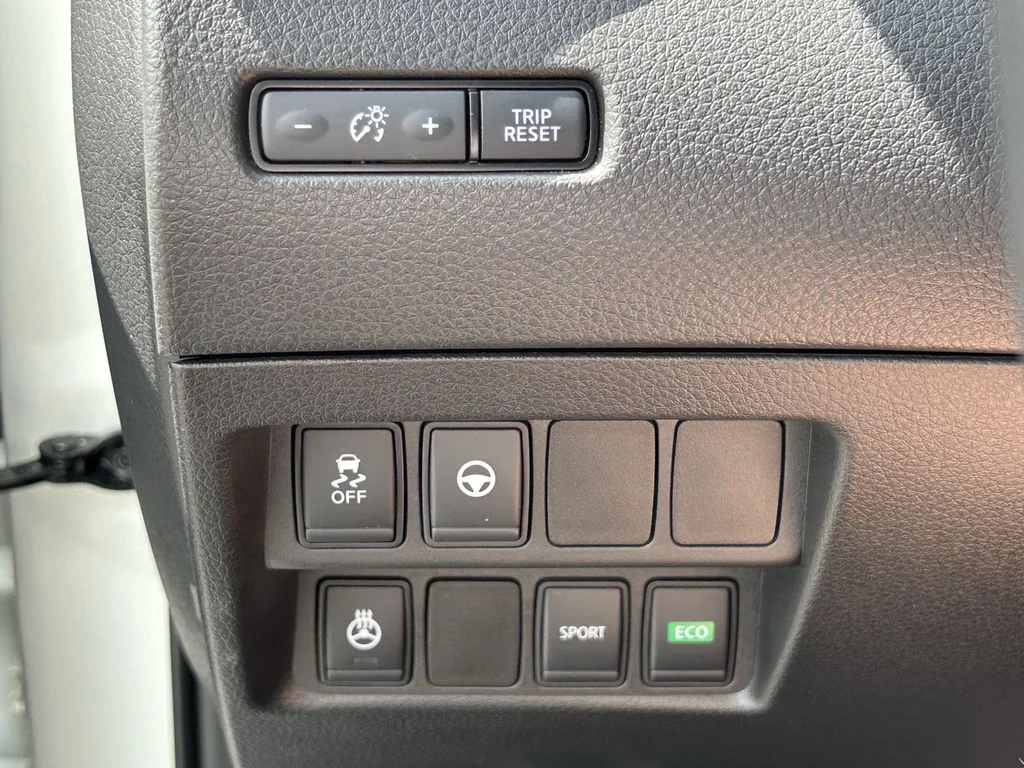 Used 2021 White Nissan SL image 30