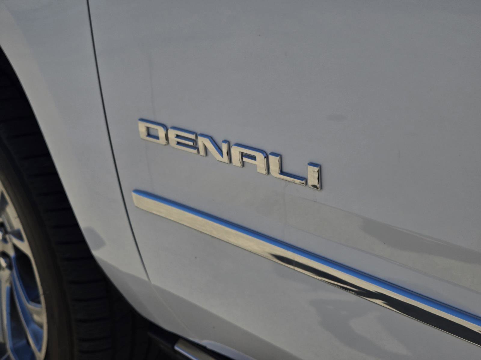 Used 2017 White Frost Tricoat GMC Denali image 16