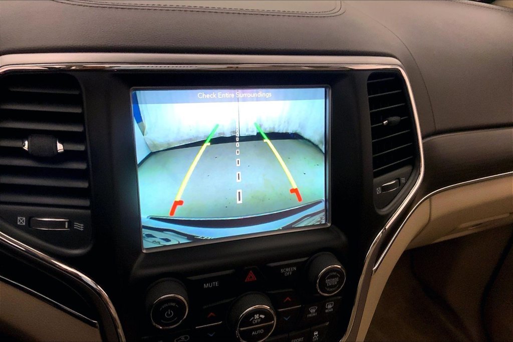 Used 2018 Ivory Jeep Overland image 17
