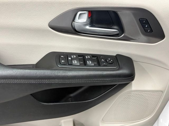 Used 2018 White Chrysler Limited image 17