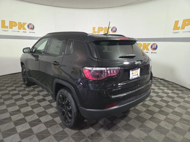 New 2026 Diamond Black Crystal Pearl-Coat Exterior Paint Jeep Latitude image 5