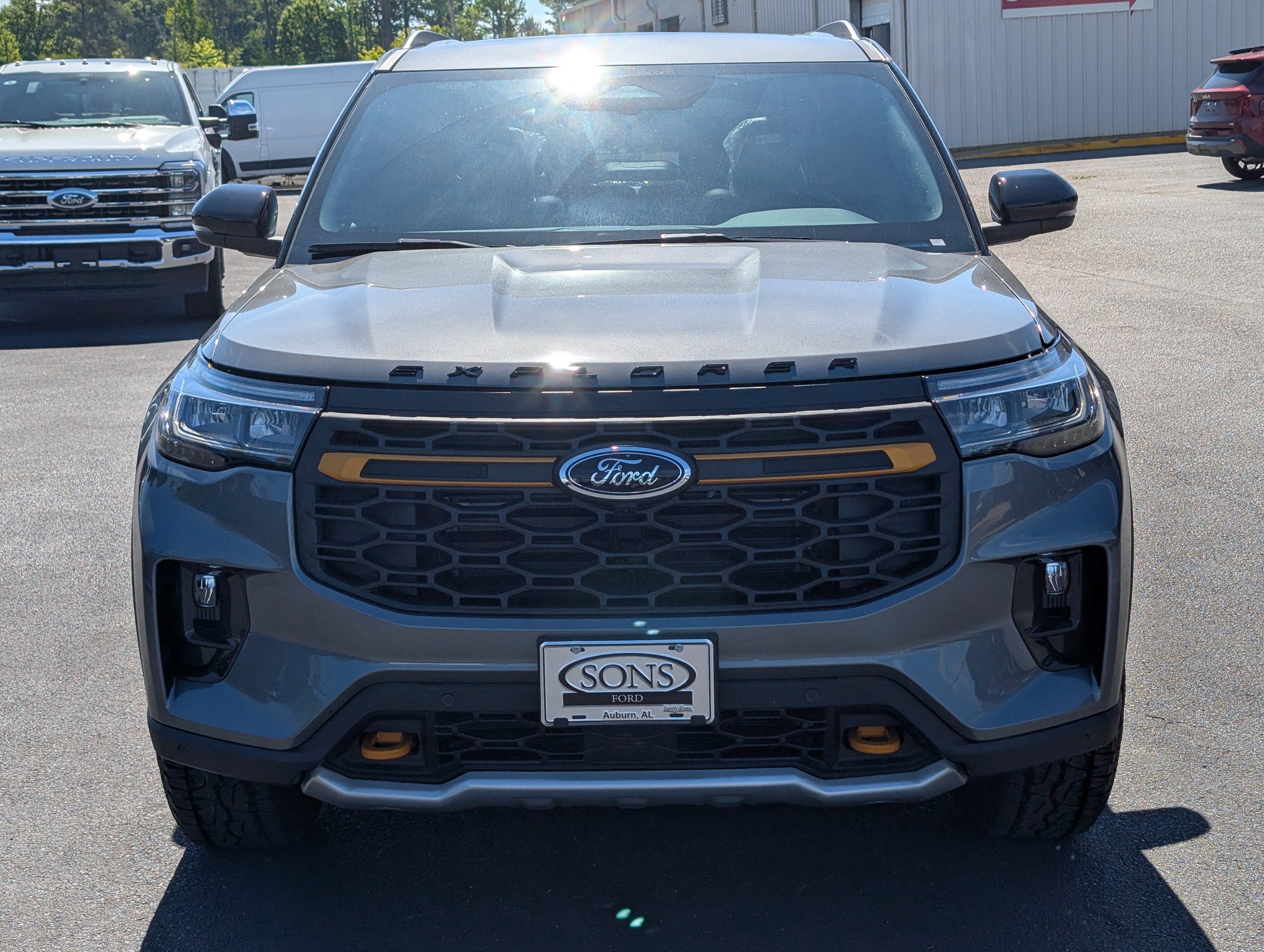 New 2026 Carbonized Gray Metallic FORD Tremor image 3