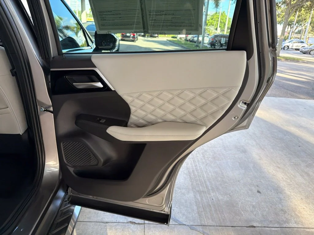 Used 2022 Silver Mitsubishi SEL image 34