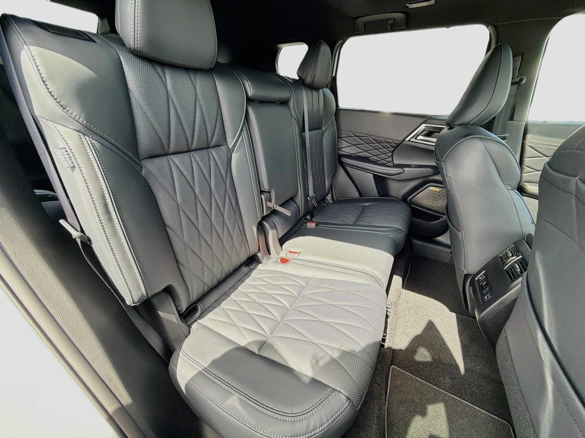 New 2026 White Diamond/Black Roof Mitsubishi BLACK EDITION 2WD image 28