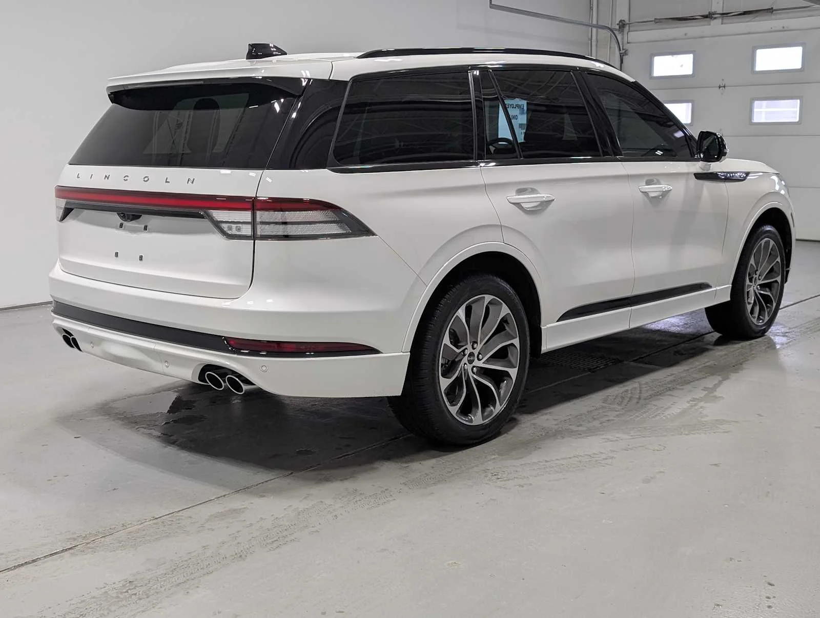 Used 2025 Pristine White Metallic Tri-Coat Lincoln Premiere image 8