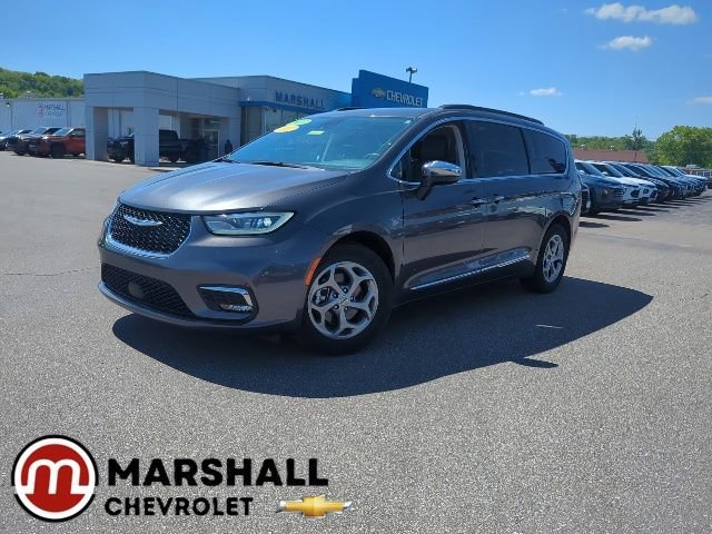 2023 Chrysler Pacifica Limited's photo
