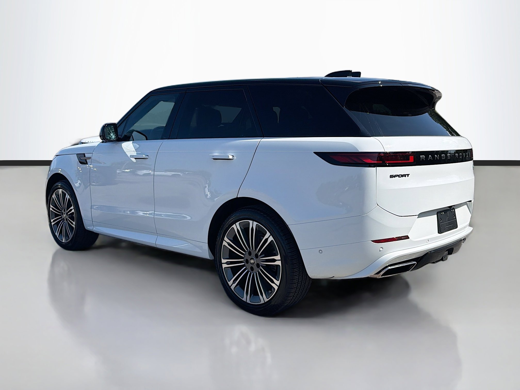 Used 2023 Fuji White Land Rover SE Dynamic image 3