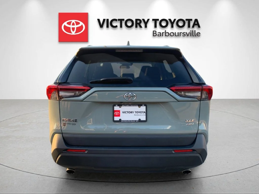 Used 2021  Toyota XLE image 4