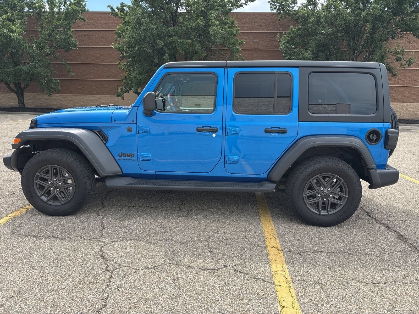 Used 2024 Hydro Blue Pearlcoat Jeep Sport S image 2