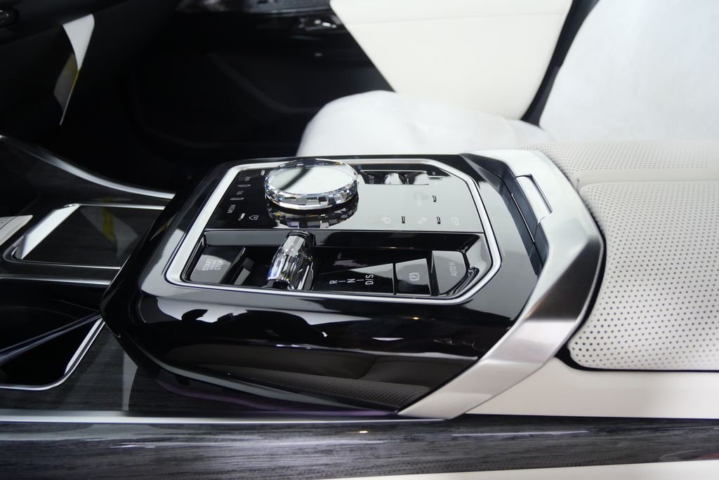 2026 BMW 7 Series 750e - Photo 23