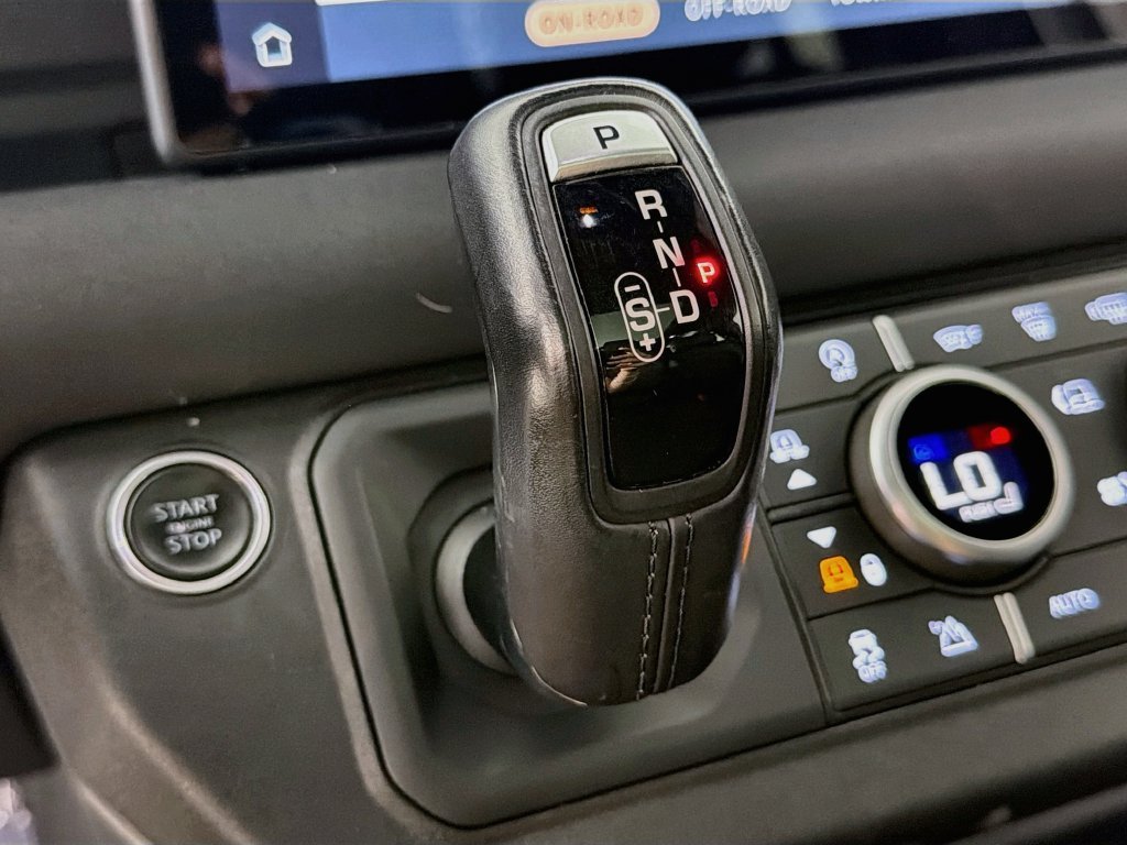 Used 2022 Gold Land Rover X-Dynamic S image 17